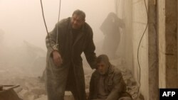 بازماندگان یک حمله هوایی به شهر حلب در شمال سوریه در روز ۱۷ دسامبر