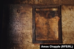 دستورالعمل‌های استفاده از تجهیزات حفاری؛‌ باقی‌مانده روی دیوار یک معدن متروکه