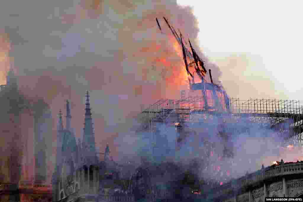 Через пожежу звалився шпиль собору. За словами представника собору, полум&#39;я знищило всі дерев&#39;яні конструкції, які підтримували дах &nbsp;