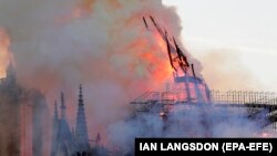 Як горів собор Паризької Богоматері у 10 фото