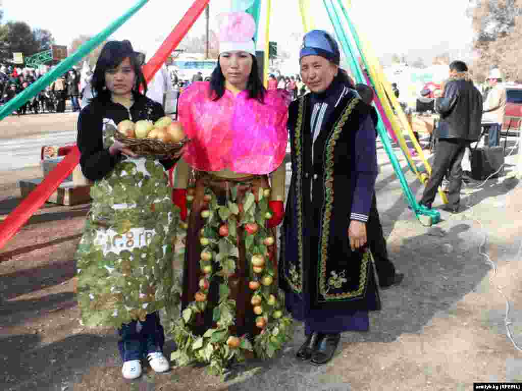 Кочкордо уюштурулган "Алма" фестивалынын айрым катышуучулары. 2010-жыл.  - 2010-жылы 30-октябрда Нарын облусуна караштуу Кочкор районунун борборунда дыйканчылыкты, багбанчылыкты жана туризмди өөрчүтүү үчүн  “Алма” фестивалы өткөрүлдү. 