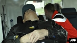 Німеччина - Іван Дем'янюк, якого доправляють у кареті швидкої допомоги з аеропорту Мюнхен до в'язниці Штадельгайм, де йому мають висунути звинувачення, 12 травня 2009 р.