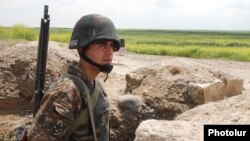 Լեռնային Ղարաբաղի Պաշտպանության բանակի զինվորը դիրքերում, արխիվ