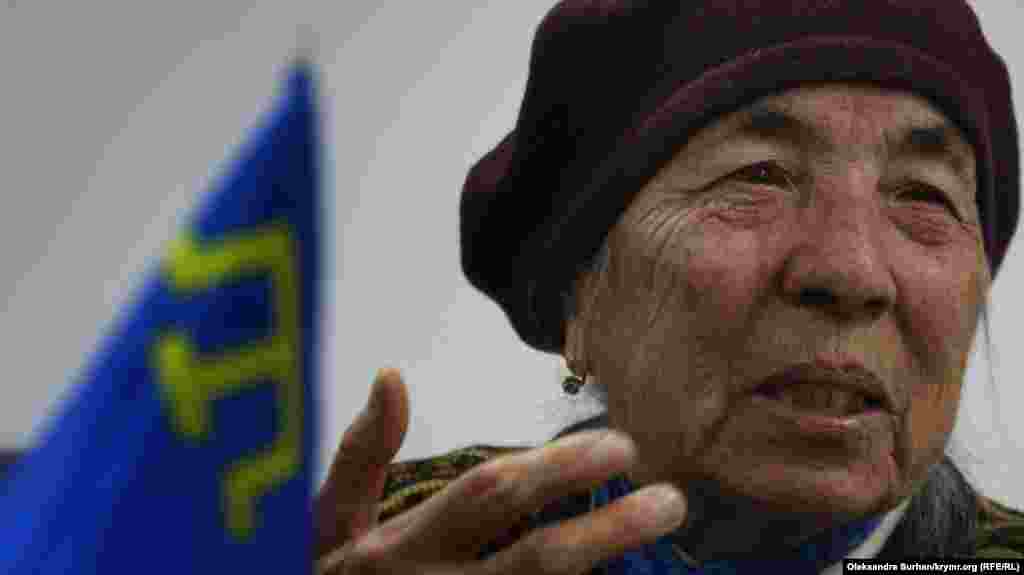 2019 senesi dekabr ayı. Qırımtatar bayrağı milliy areketniñ veteranı Ayşe Seytmuratova yanında. O, yedi yaşında qızçıq olğanda sürgün etilgen edi. Qırımğa qaytuv ıntıluvları bir vaqıtları Lefortovo apishanesinen ve 3 yıl koloniyada keçirmesinen yekünlengen edi. 2025 senesi iyünniñ 1-nde Ayşe Seitmuratova Qırımda 89 yaşında vefat etti. Ayatı aqqında tafsilâtlıca mında oquñız