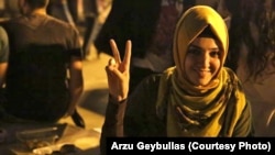 Taksim meýdanyndaky marksist musulman zenan.