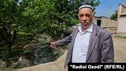 Яке аз сокинони деҳаи Унҷии ноҳияи Бобоҷон Ғафуров ҳангоми шарҳи масъала