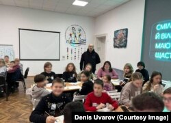 Денис проводить заняття з арт-терапії