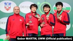 Нурбек Изабеков балбан кыздар менен.