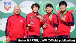 Женская сборная Кыргызстана по борьбе с тренером.