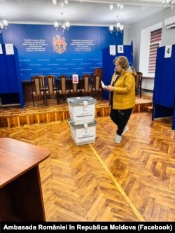 Alegătoare, în timpul votului din Republica Moldova.