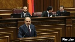 Премьер-министр Никол Пашинян в парламенте, 15 апреля 2020 г.
