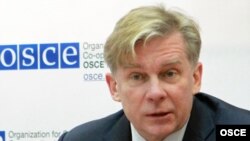 ЕХҲТ раиси Аудронюс Ажубалиснинг ўшликлар билан учрашуви чоғида, гувоҳларнинг айтишларича, ҳуқуқ-тартибот идоралари ходимлари бир томонлама фаолият олиб бораётгани ҳақида гапирилган.