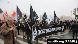 Суратларда рус миллатчиларининг марши