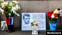 Борис Немцов 2015 йил, 27 февраль тунда Кремль яқинида отиб ўлдирилган эди.