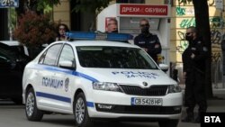 От началото на извънредното положение на 13 март един от основните приоритети на полицията е да следи за спазване на изолационните мерки, предписани от здравните власти