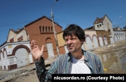 Nicusor Dan, în timpul unei acțiuni civice menite să salveze de la demolare cunoscuta Piață Matache din centrul Bucureștiului. Piața a fost demolată în urmă cu 15 ani, în timpul mandatului de primar al lui Sorin Oprescu, condamnat ulterior pentru corupție.
