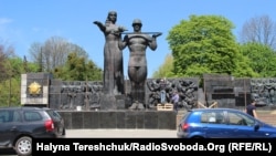 Монумент слави обгороджують у Львові, 23 квітня 2018 року