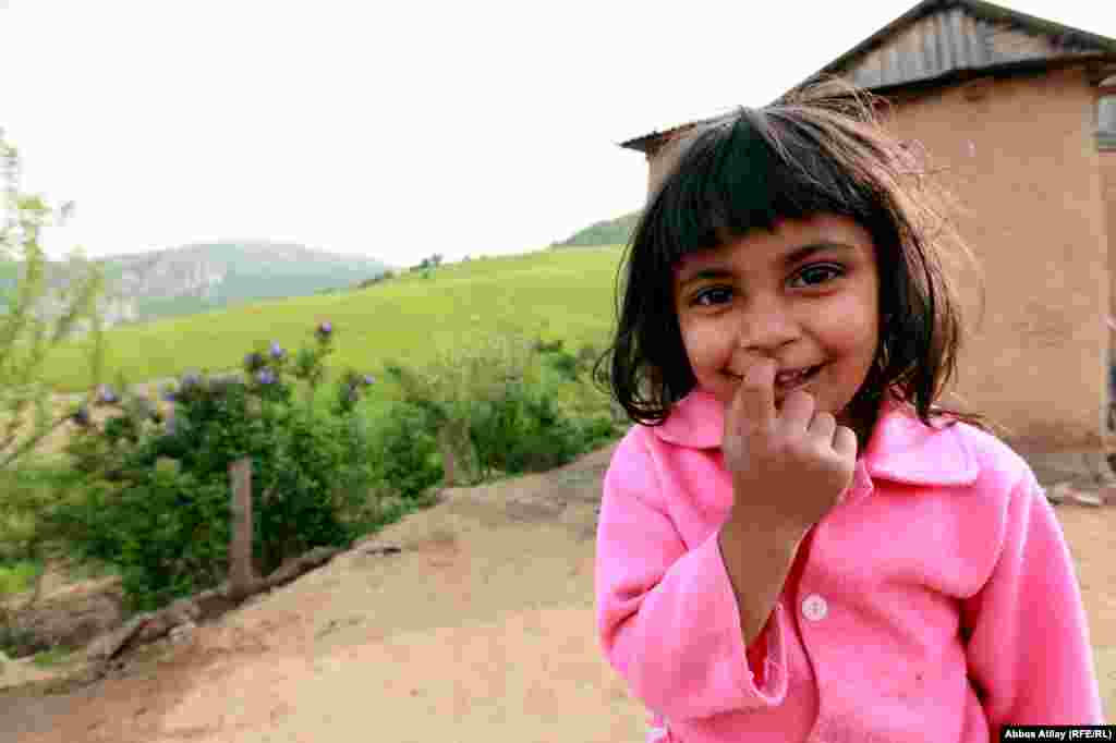 4 яшьлек Гүлү Азәрбәйҗанның Шәмәхи төбәгендә яши. Ул бәби карарга ярата һәм укытучы булырга тели. Киләсе елда ул бөтен гаиләсенең бергә яшәвен һәм барлык абый-апаларының мәктәптә укый алуын тели.