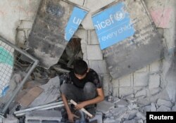 مدرسه‌ای در یک اردوگاه پناهجویان آواره در شهر غزه، پس از حملات اسرائیل، ۲۸ مهرماه