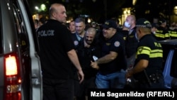 Через дії радикалів постраждали троє правоохоронців, були пошкоджені поліцейські машини