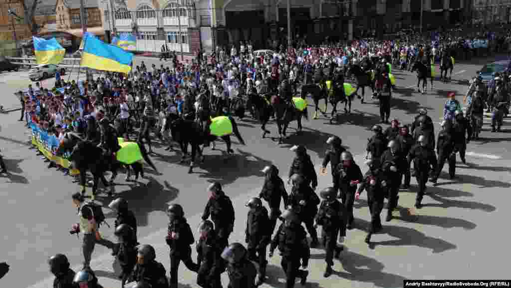 Понад півтисячі футбольних фанатів взяли участь у марші на захист родини Павліченків, Київ, 27 квітня 2013 року