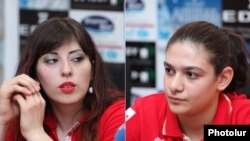 Грета Варданян (слева), Маргарита Овакимян на встрече с журналистами