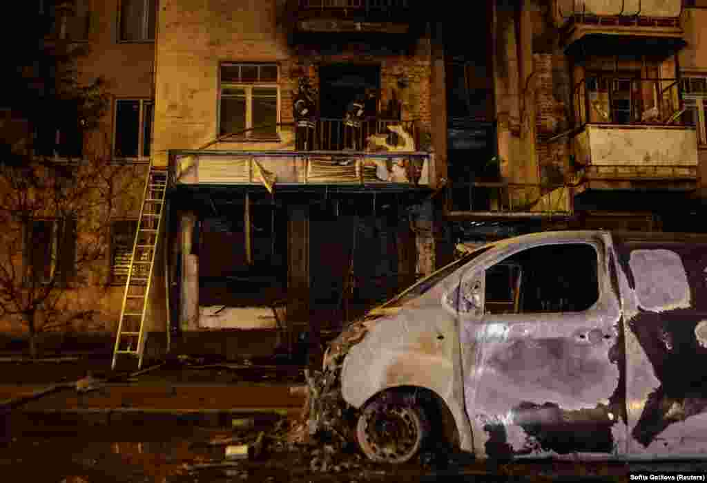 Пожарные работают на месте падения российского беспилотника на фоне нападения России на Украину в Харькове, Украина, 2 мая 2025 года. REUTERS/Sofiia Gatilova