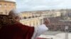 Папа Римский Бенедикт XVI обращается к народу с рождественским посланием