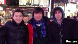 Солдан оңға: Азамат Тәжаяқов, Диас Қадырбаев  және Джохар Царнаев. (Диас Қадырбаевтың "ВКонтакте" желісіндегі парақшасынан алынған сурет).