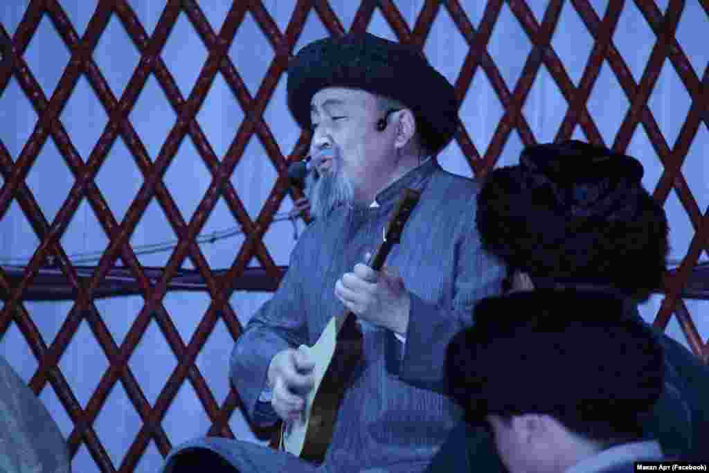 Элмирбек Иманалиев төкмө акын Токтогул Сатылгановдун образында. 7-апрель, 2014-жыл.