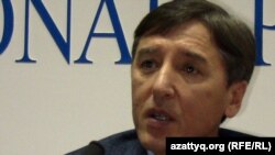 «Азат» ЖСДП тең төрағасы бірі  Болат Әбілев. Алматы, 23 желтоқсан 2011 жыл.