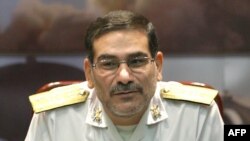 از علی شمخانی به عنوان چهره‌ای نزدیک به اصلاح‌طلبان نام می‌برند که در دولت‌های محمد خاتمی به عنوان وزیر دفاع حضور داشت.