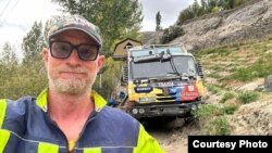 Марек Гавличек рядом со своим легендарным автомобилем. 14 сентября, Ишкашимский район ГБАО