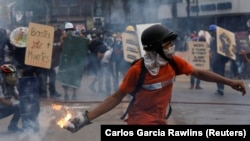 درگیری معترضان با نیروهای امنیتی در کاراکاس