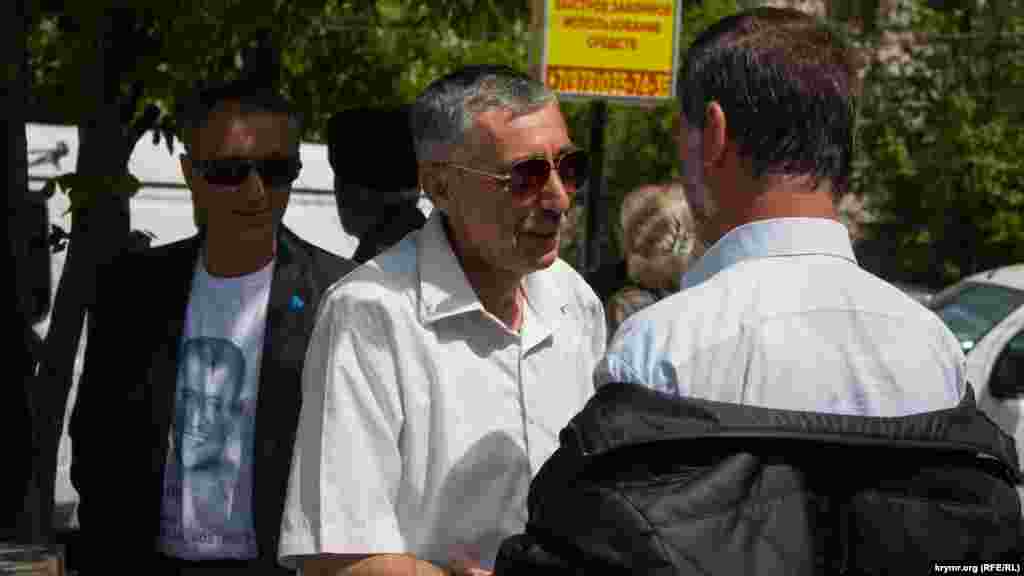 Daa evel separatizmde qabaatlanğan Suleyman Kadırov faaliyetçilernen beraber &laquo;fevral 26 işi&raquo; boyunca nevbetteki oturışuvnıñ neticelerini bekley edi​ &nbsp; 