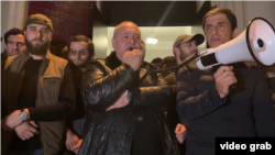 Кан Кварчия (в центре) на митинге, 15 ноября