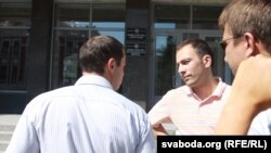 Міхась Пашкевіч (у цэнтры) ля Міністэрства адукацыі.