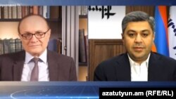 Артур Ванецян (справа) дает интервью директору Армянской службы Радио Свободная Европа/Радио Свобода Грайру Тамразяну