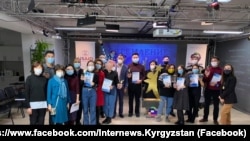 «Умтулуу» сыйлыгынын жеңүүчүлөрү жана уюштуруучулары.