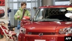 Жапония - Кардар Toyota Motor's компаниясында  Corolla Rumion автоунаасын текшерүүдө. (Жапония дүйнөдө ажыдаар деген атка конгон алгачкы өлкө.)