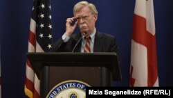 Վրաստան - ԱՄՆ նախագահի խորհրդական Ջոն Բոլթոնը Թբիլիսիում ճեպազրույցի ժամանակ, 26-ը հոկտեմբերի, 2018թ․ 
