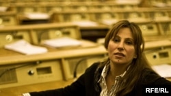 Сябра армянскай дэлегацыі ў ПАРЭ, сябра апазыцыйнай фракцыі «Ірс» Зарухі Пастаньян — адзін з тых двух дзесяткаў дэпутатаў, якія падпісалі асобную заяву па сытуацыі ў Беларусі.