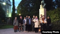 Фин лингвистлары Матиас Кастрен һәйкәле янында