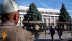 Митингуют сторонники бывшего омбудсмена