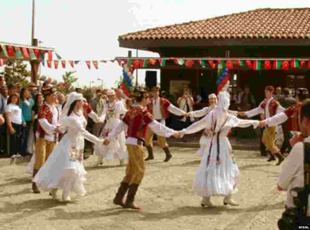 İstanbulda Tatar-Başqort yortı - 6 iyün könne İstanbulnıñ Yevropa öleşendä, İstanbul Böyekşähär bälädiäse tarafınnan tözelgän Topkapıda Tatarstan mädäniät yortınıñ açılış tantanası uzdı. Selman Yeşil fotoları © tawish.org