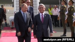 Президент Армении Серж Саргсян (справа) встречает президента России Владимира Путина в ереванском аэропорту «Звартноц», 14 октября 2016 г.