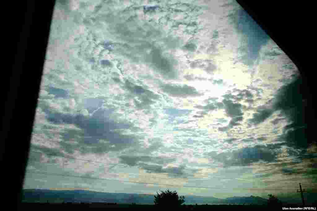 Термеле ылдамдаган поездди булуттар терезеден аңдып ээрчийт.