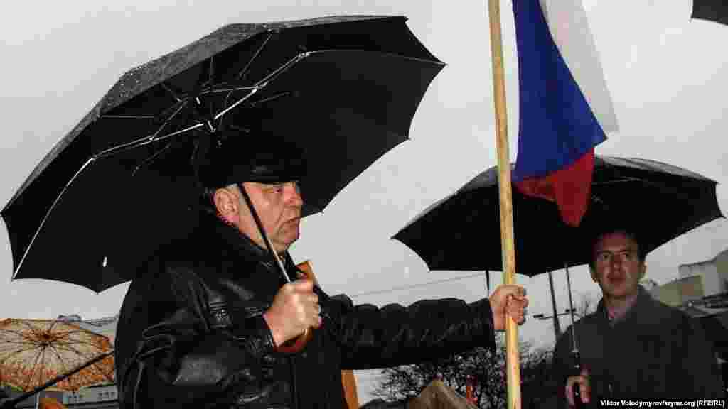 Rusiye bayrağınen faalci Lenin meydanında.