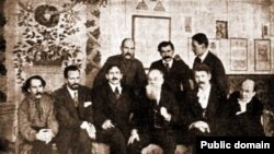 Фундатори Української академії мистецтв. Сидять (зліва направо): Абрам Маневич, Олександр Мурашко, Федір Кричевський, Михайло Грушевський, Іван Стешенко, Микола Бурачек; стоять: Георгій Нарбут, Василь Кричевський, Михайло Бойчук. Листопад 1917 р. Київ.