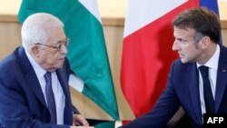 Президент Франции Макрон и глава Палестинской автономии Махмуд Аббас
